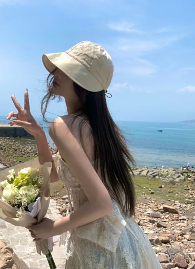 Model wearing beige sun hat